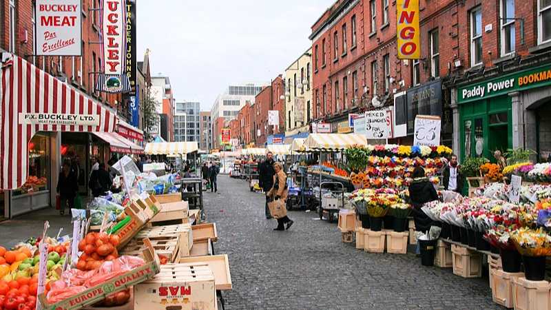 Moore Street market, Dublin, tags: retailers city transport - CC BY-SA
